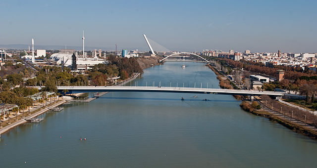 Vista aérea del Guadalquivir por la Cartuja de Sevilla